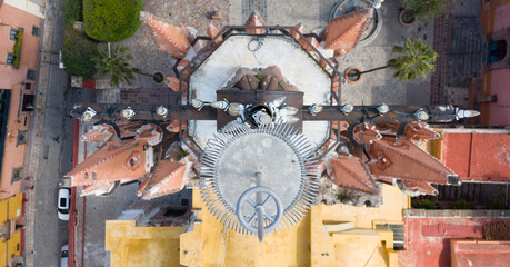 Obraz premium Top-down aerial view of the Parroquia de San Miguel Arcángel in San Miguel de Allende, Guanajuato, Mexico. The shot highlights the iconic neo-Gothic church and surrounding historic plaza.
