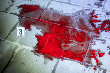 Plama krwi na miejscu zabójstwa przestępstwo. Symulacja. 