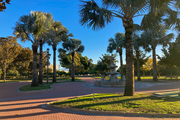 Obraz premium A peaceful stroll through Parque de la Batería reveals green landscapes, open paths, and relaxed urban nature in Torremolinos, Spain.