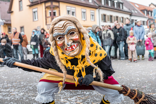 hexe - winter - umzug - stadt - pose - mit besen