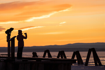 Abend Stimmung beim Leuchtturm am zugefrorenen Neusiedler See