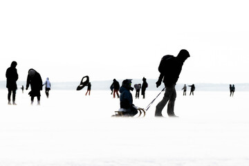 Eislaufen am zugefrorenen Neusiedler See