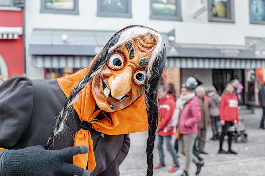 hexen - lustig - verspielt - neugierig - orange - schwarze - z&radic;&part;pfe