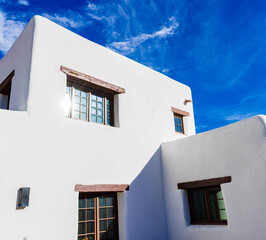 Obraz premium White Adobe Walls at the Historic Indian Lodge, Davis Mountains State Park, Texas, USA