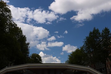 białe chmury na błękitnym niebie. © Pawel Zabczyk