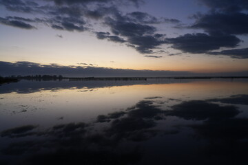NUVOLE CHE SI SPECCHIANO NELL'ACQUA CALMA