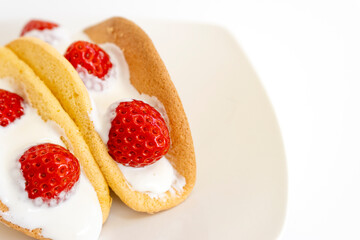 手作りのオムレット（白バック、コピースペース）2個 