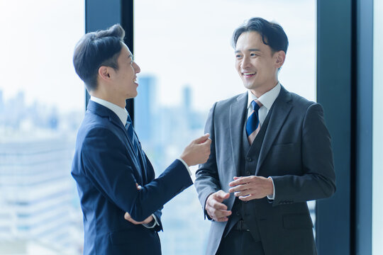 ビジネスパーソン　話す　相談　質問