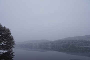 Fototapeta premium winter scene lake mountains trees