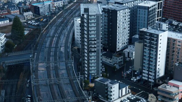 仙台市街の街並みと線路が広がる俯瞰映像（アエル展望デッキより）