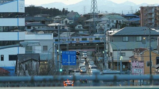 多賀城市の街並みを遠くから電車が横切る風景（下馬駅付近）