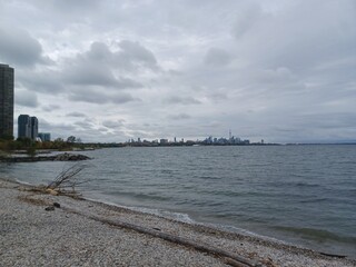 Obraz premium City Skyline View Over Gray Water