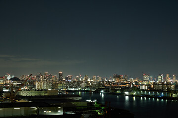 Fototapeta premium 大阪の街並みを一望するなみはや大橋からのパノラマ夜景