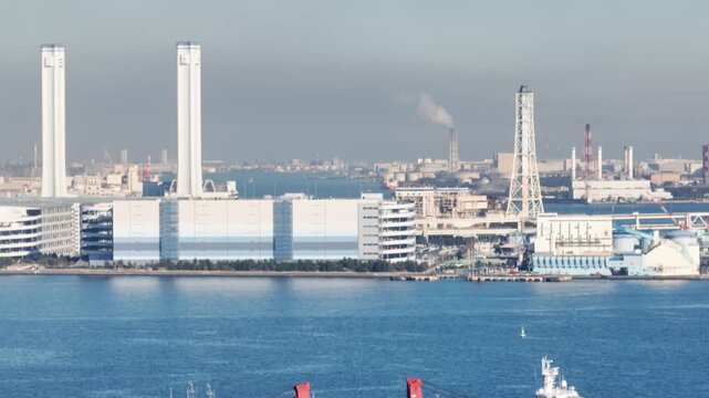湾岸工業地帯の風景のドローン空撮
