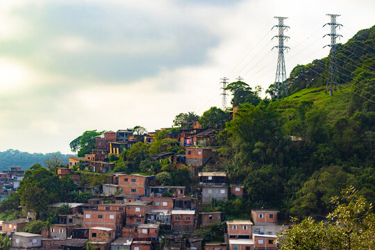 Favela, Contrast
