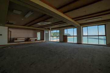 海沿いに残された廃旅館の大広間跡