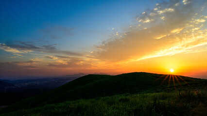夕焼け絶景風景
「春風に乗せて、阿蘇の大地から。」
阿蘇郡西原村(俵山)
Spectacular sunset scenery
"Riding on the spring breeze, from the land of Aso."
Nishihara Village, Aso District (Tawarayama)