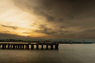 Obraz premium A solemn atmosphere settles as evening descends near Waingapu harbor, after nearly three days of being battered by a storm resulting from the incipient tropical cyclone 