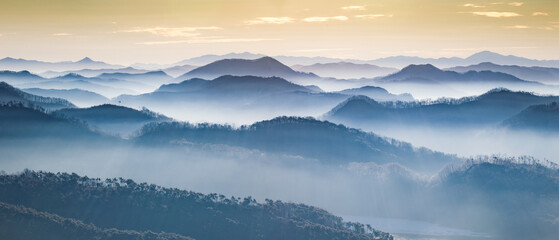 Obraz premium 겹겹산과 능선의 아침 풍경(첩첩산중)