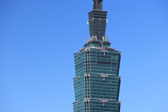 Netflix films Alex Honnold free solo climbing Taipei 101.