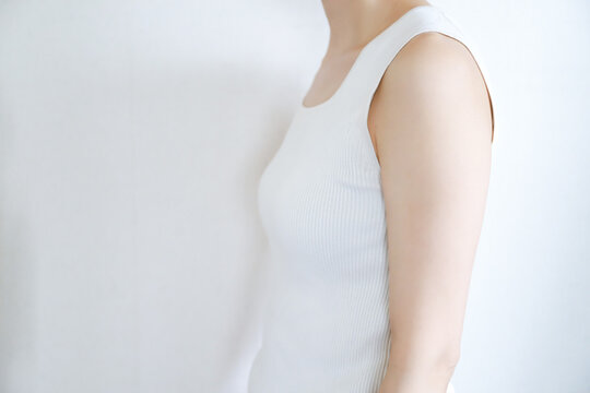 女性の身体　姿勢、巻き肩