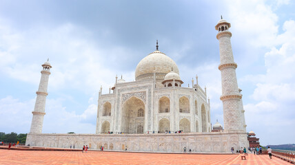 Fototapeta premium India, Uttar Pradesh, Agra, Beautiful Iconic Front View Taj Mahal, Wonders of India. Royal Mosque.