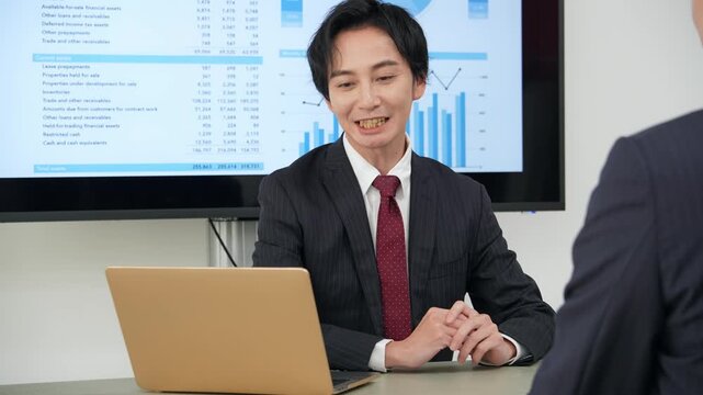 オフィスで面談する男性ビジネスパーソンのグループ