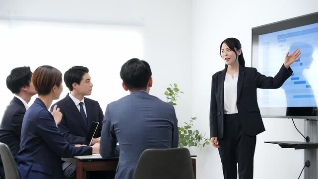 オフィスで会議するビジネスパーソンのグループ