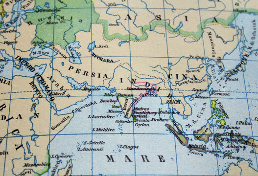 Asia old map &ldquo;Ottoman Empire,&rdquo; &ldquo;Persia,&rdquo; and &ldquo;Indies.&rdquo; Vintege 1930s cartography showing colonial interests in the Indian Ocean and Southeast Asia on aged paper texture and italian lenguage.