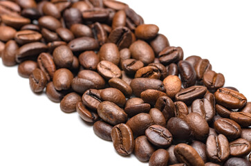 Naklejka premium Heap of roasted coffee beans isolated on white background