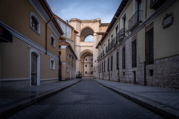 Fototapeta premium Ciudad de Valladolid al anochecer con luces enigmáticas y misteriosas 