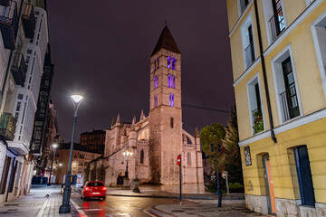 Naklejka premium Ciudad de Valladolid al anochecer con luces enigmáticas y misteriosas 