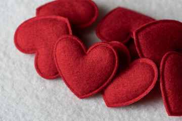 Obraz premium Red Felt Hearts on White Background for Valentine's Day