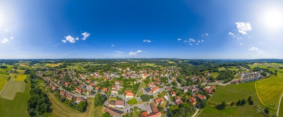 Obraz premium Die Gemeinde Brennberg im Falkensteiner Vorwald im Kreis Regensburg von oben