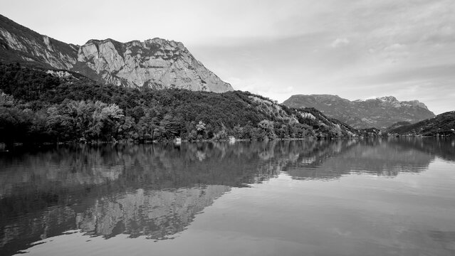 Italia in bianco e nero.Lago di Cavedine. Panorama autunnale. Provincia di Trento. Trentino Alto Adige, Italia