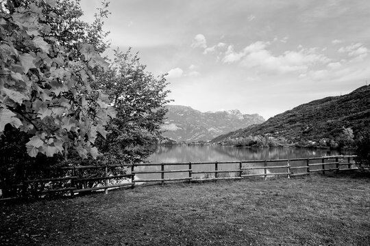 Italia in bianco e nero.Lago di Cavedine. Panorama autunnale. Provincia di Trento. Trentino Alto Adige, Italia