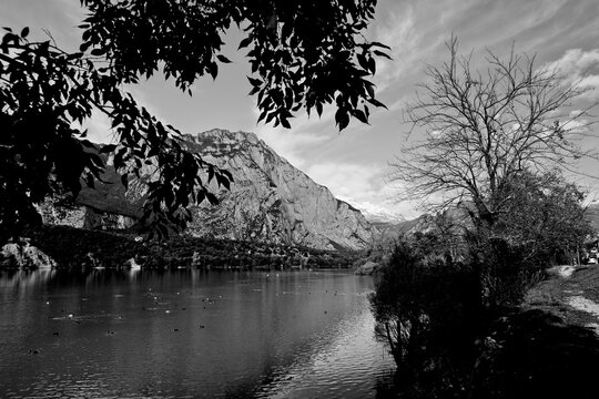 Italia in bianco e nero.Lago di Cavedine. Panorama autunnale. Provincia di Trento. Trentino Alto Adige, Italia