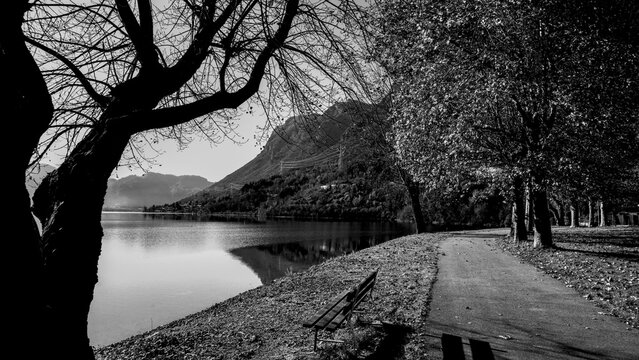 Veduta autunnale del Lago d'Iseo. Provincia di Bergamo, Lombardia, Italia.	