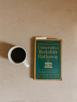 University of Berkshire Hathaway: Warren Buffett Insights, Charlie Munger Wisdom, Value Investing Lessons, Shareholder Meetings, Investment Strategies & Financial Education