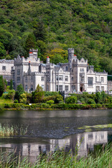 Obraz premium panoramic view to the Kylemore Abbey in ireland at a cloudy summer day