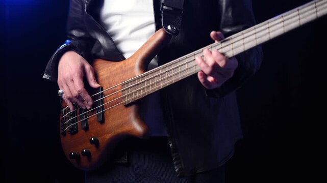 ギターを弾く男性