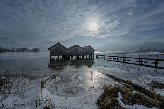 Die drei Bootsh&auml;user in Schlehdorf am Kochelsee an einem Wintertag