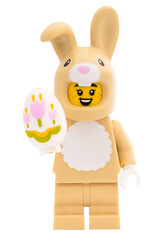 Fototapeta premium Dortmund - Deutschland 24. Januar 2026 - Lego Minifigure Osterhase mit Osterei
