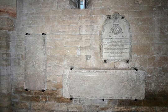 Todi - Lapidi tombali nella cripta del duomo