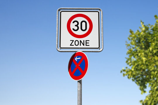 Verkehrsschild Tempo 30-Zone mit Halteverbot links