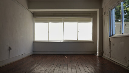 古いビルの一室　木のフローリング