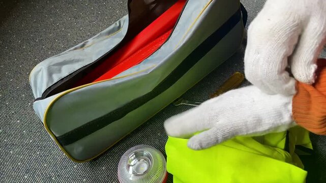 kit de aver&iacute;a coche con baliza, tri&aacute;ngulo homologado y chaleco reflectante amarillo de emergencia y prese&ntilde;alizaci&oacute;n en carretera