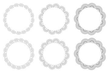 Obraz premium 黒線画の繊細レース円形フレームセット ドイリー風装飾枠の透過ベクター素材/Black Line Art Lace Circular Frame Set Delicate Doily Style Decorative Border Vector