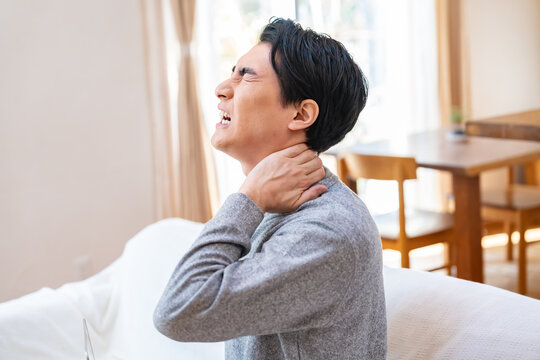 首の痛みを訴える男性