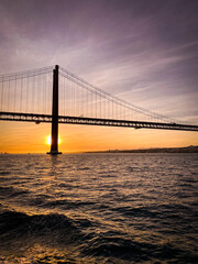 Obraz premium Ponte 25 de Abril in Lissabon bei Sonnenuntergang